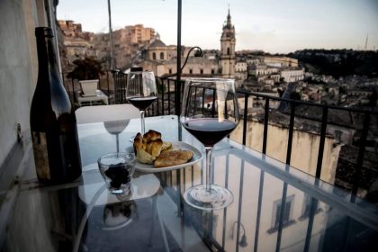 The outdoor dining table of Casa Kimiya