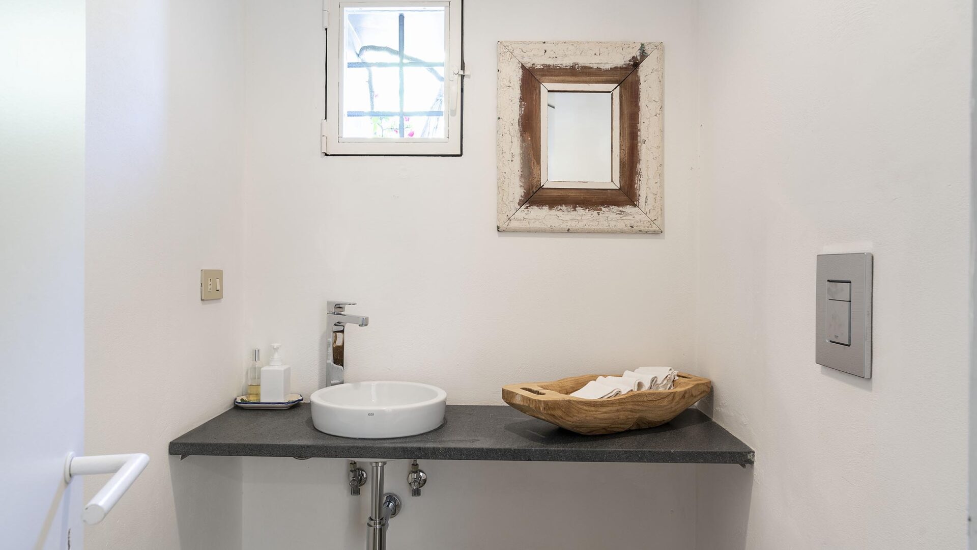 One of the bathrooms of Villa Orizzonte