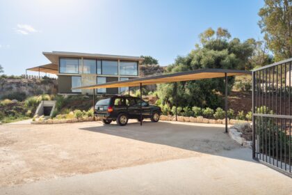 The entrance and the parking area of Villa Petra