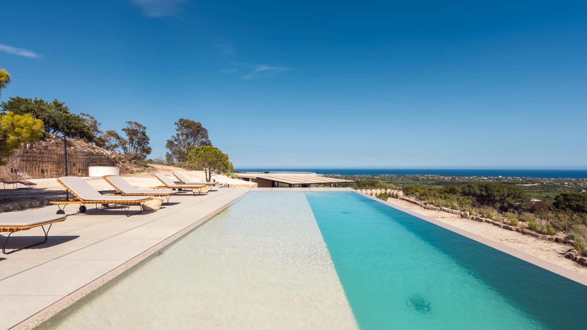 The infinity pool of Villa Petra