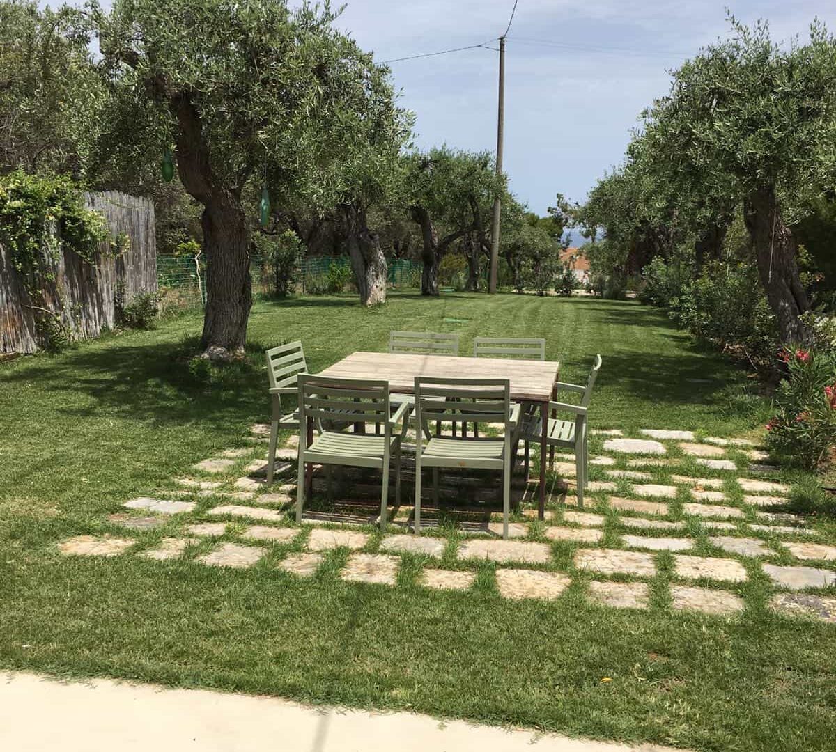 The external dining table of Villa Tra Gli Ulivi