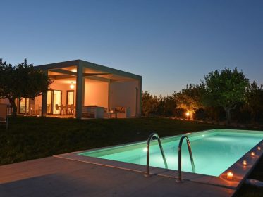 Villa Il Cedro's pool by night