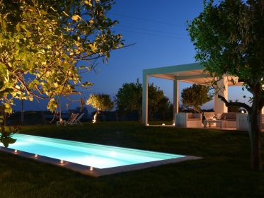 Villa Il Cedro's pool by night